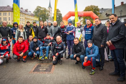 Wspólne zdjęcie Zbyszka Cieślara z władzami miasta i środowiskiem rajdowym